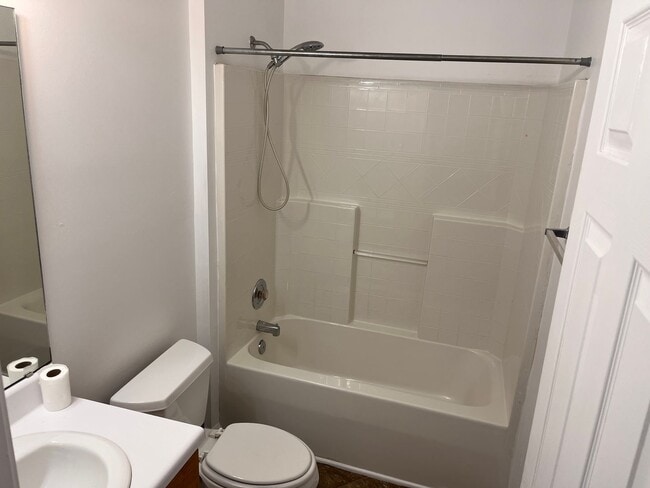 Building Photo - 3 Bedroom 2 bath Single Family Home locate...