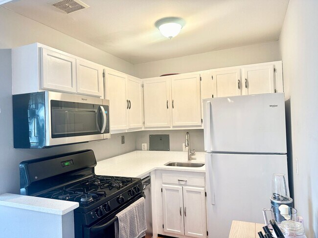 Building Photo - 1 Bed 1 Bath!  Pets Welcome!  Parking!