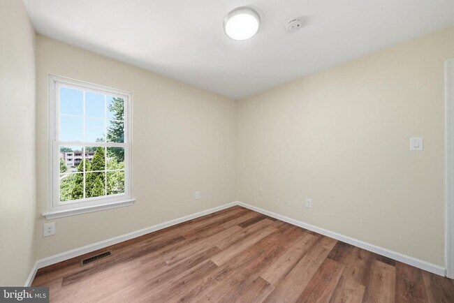 Building Photo - 417 Sternwheeler Ct