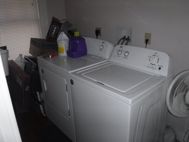 Building Photo - 32 College Ave