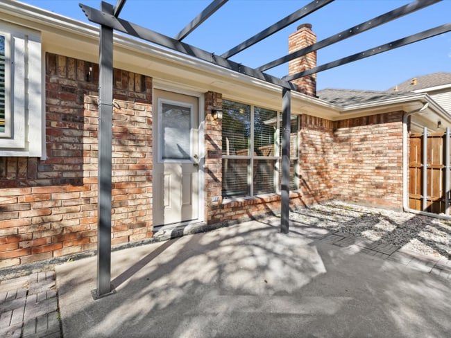 Building Photo - 612 De Soto Dr