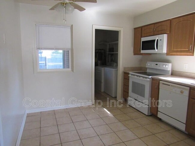 Building Photo - 800 St Denis Ct