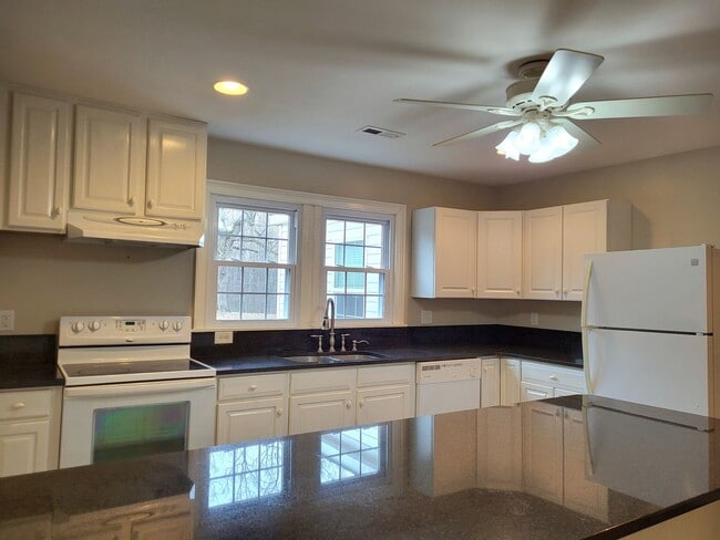 Building Photo - 2 bedroom farm house