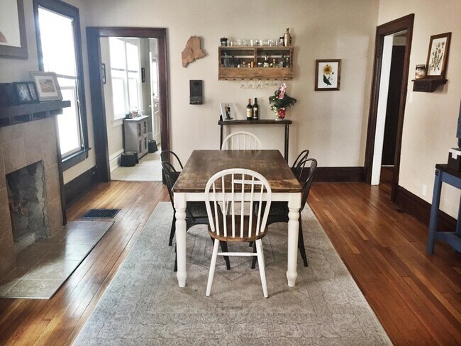 Building Photo - 1704 Oak St