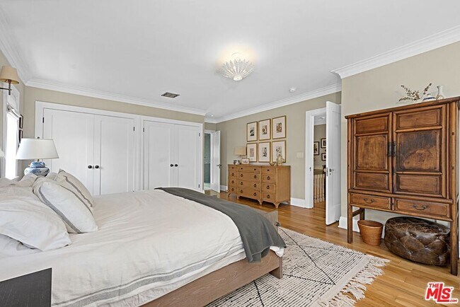 Building Photo - 379 N Ridgewood Pl