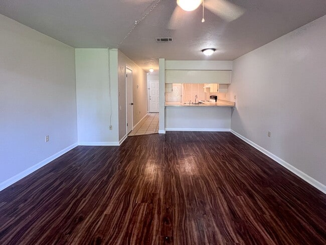 Building Photo - 2BR/1.5 Townhouse in Conveniently Located ...