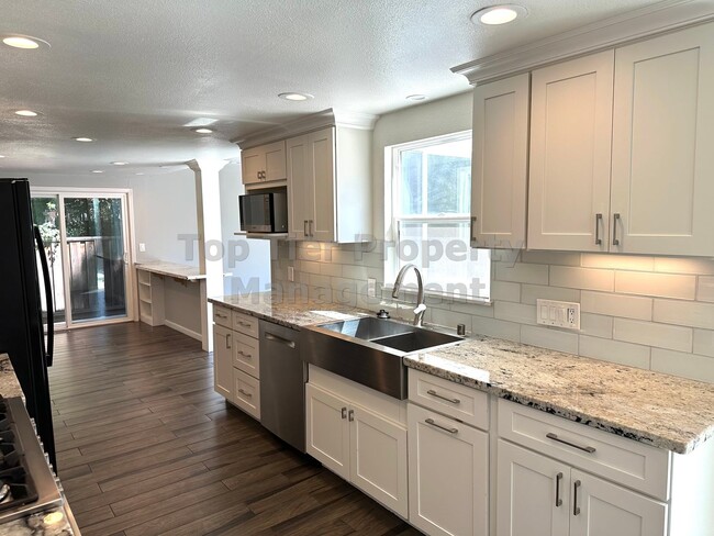 Building Photo - Beautiful and spacious 4 Bed/ 2.5 Bath/ 2,...