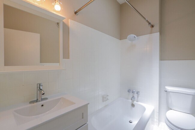 Building Photo - 2109 S 67th St