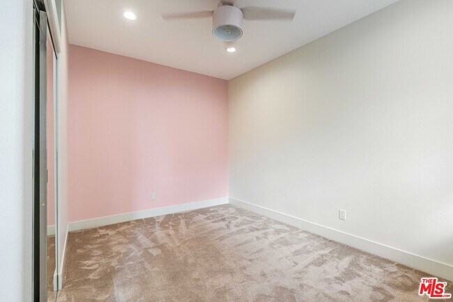 Building Photo - 5800 Seawalk Dr