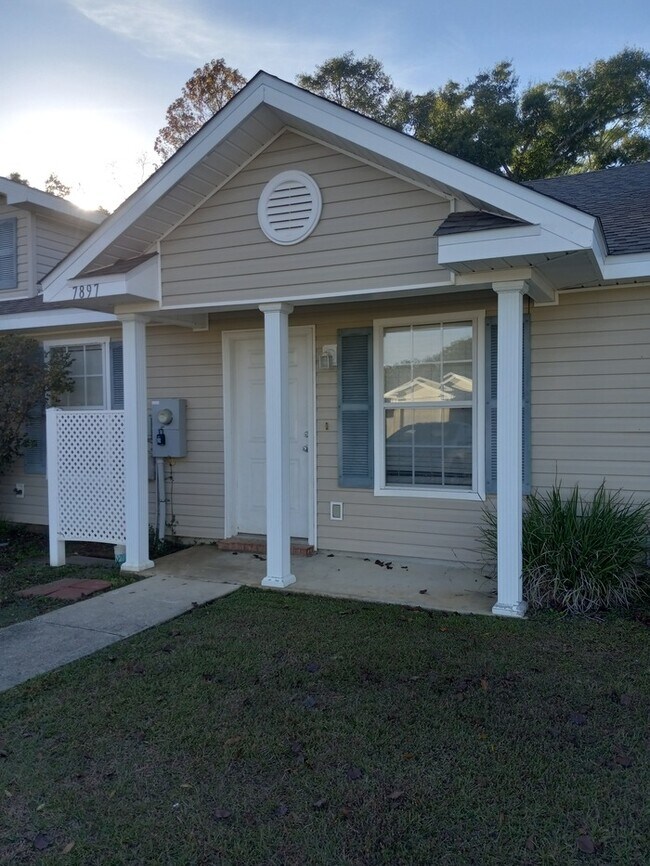 Building Photo - Cute patio home convenient to shopping and much more!