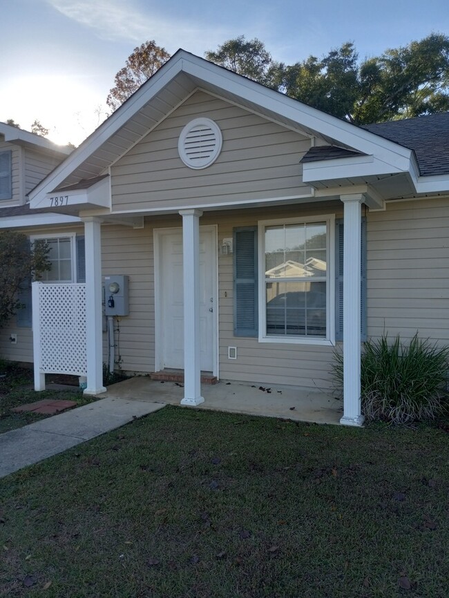 Building Photo - Cute patio home convenient to shopping and...