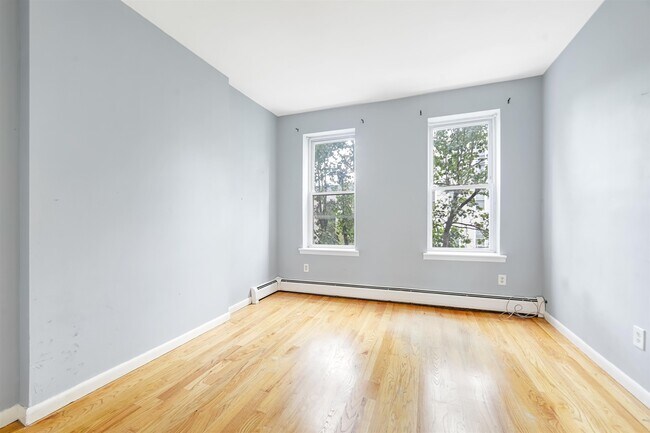 Building Photo - 523 Adams St