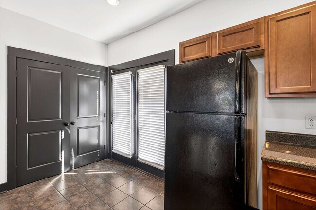 Building Photo - Great Location!