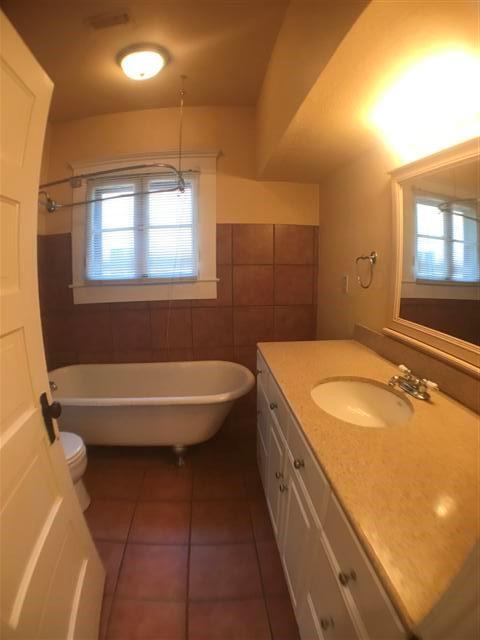 Building Photo - 615 W 37th St