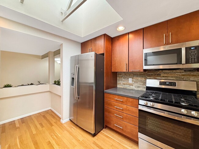 Building Photo - Beautiful 3BD/3BA Townhouse in Fashion Val...
