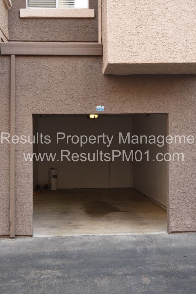 Building Photo - 1 Bed 1 Bath Roseville Condo Garage Attached