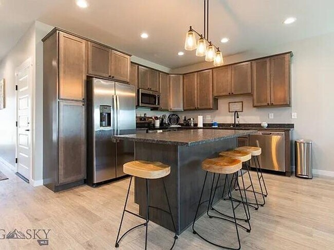 Building Photo - 3 Bd / 2.5 Bath Townhome Furnished or Unfurnished