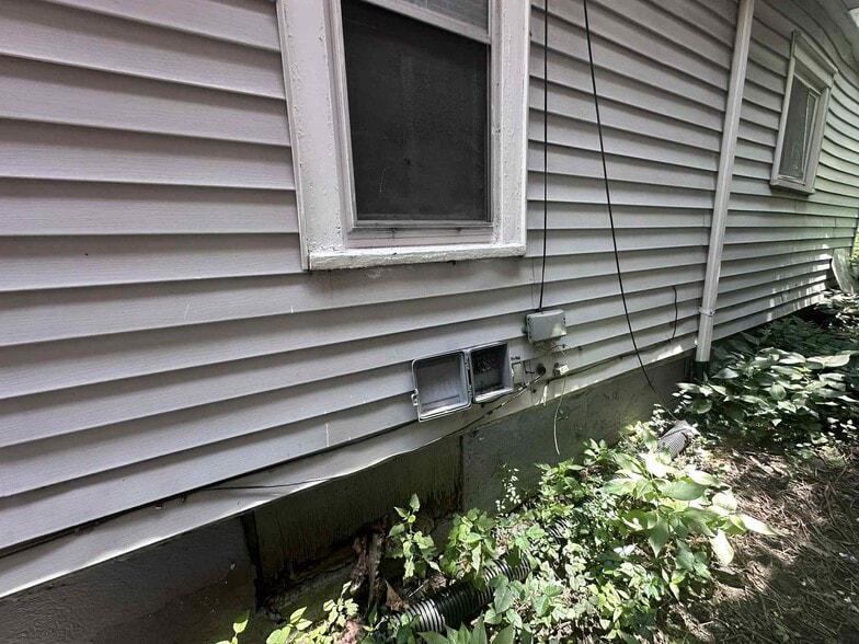 Building Photo - 3912 Beachwood Ave