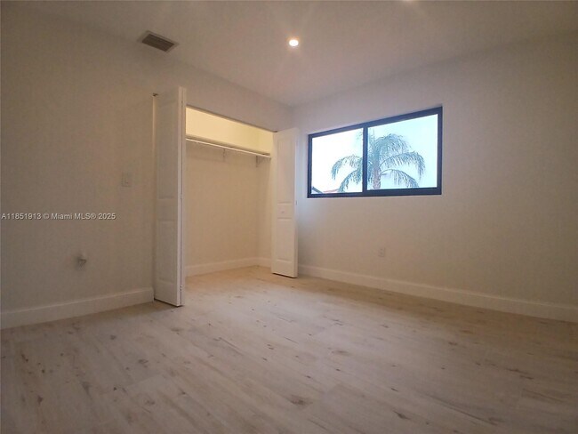 Building Photo - 1070 SW 135th Pl