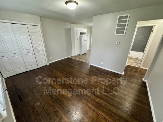 Building Photo - 1521 W 22nd Terrace