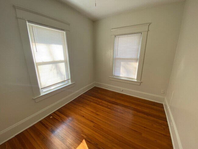 Building Photo - Spacious Duplex Unit Near Duke and Downtown / All Appliances and Fenced Backyard