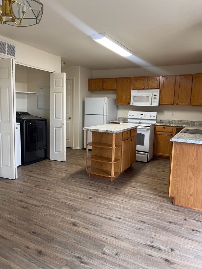 Building Photo - Lovely 3 Bedroom 2 Bath w/ gas fireplace