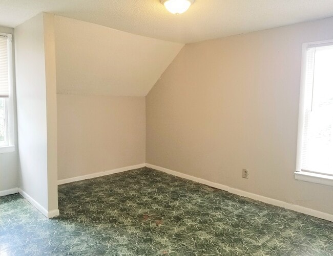 Building Photo - CHARMING TWO BEDROOM HOME MOVE-IN READY!!!