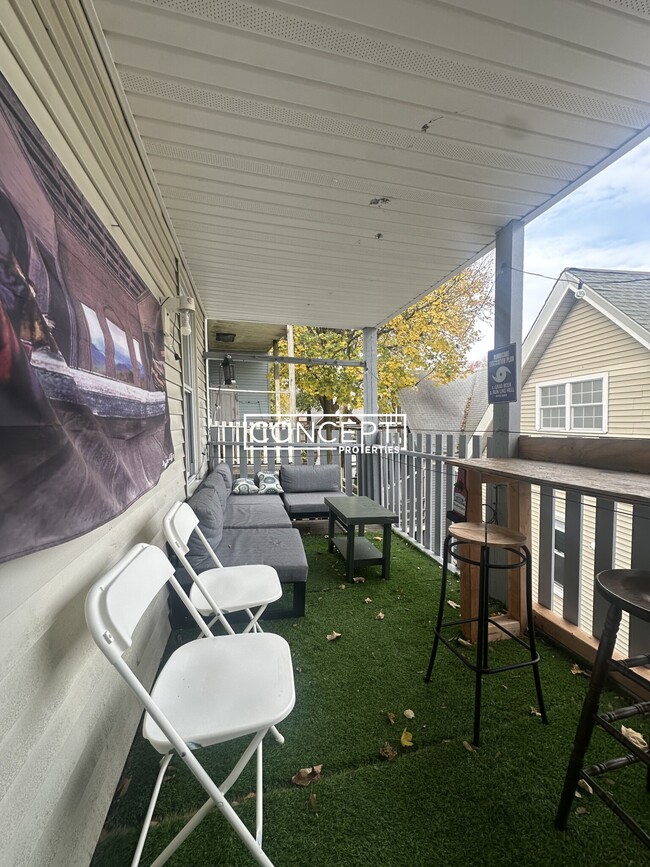 Building Photo - 47 Hillside St