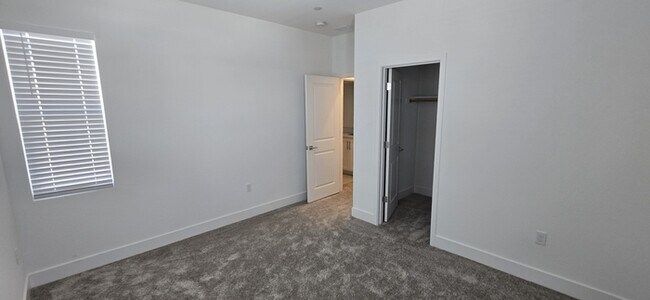 Building Photo - Lathrop - Gorgeous 5 Bedroom 3 Bathroom Home