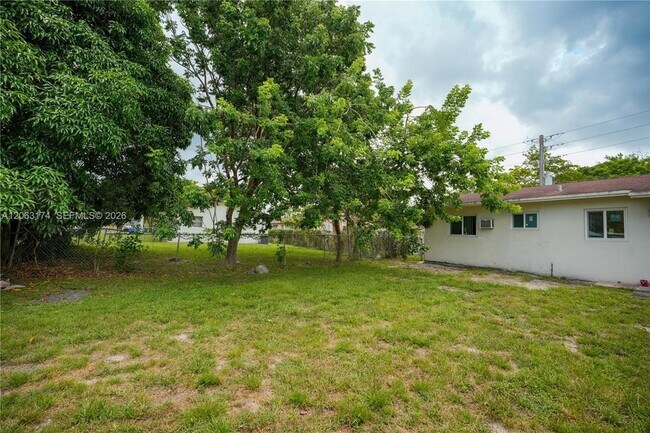 Building Photo - 715 N 58th Ave