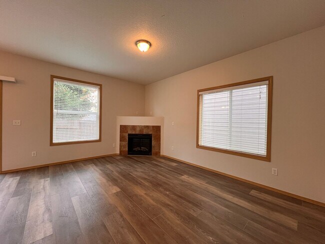 Building Photo - MOVE IN SPECIAL!! Beautifully Remodeled Ho...