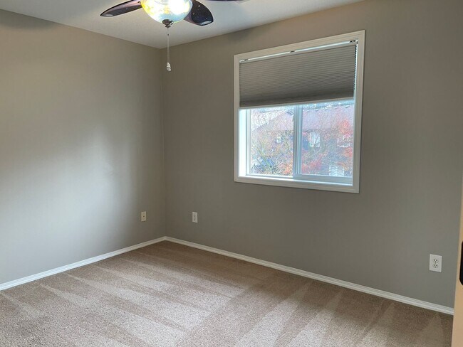 Building Photo - HALF MONTH FREE OF RENT Spacious 5 Bedroom Home! Granite Counters! Pet friendly! Tons of Room for...