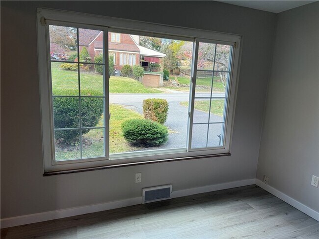 Building Photo - 300 Taylor St