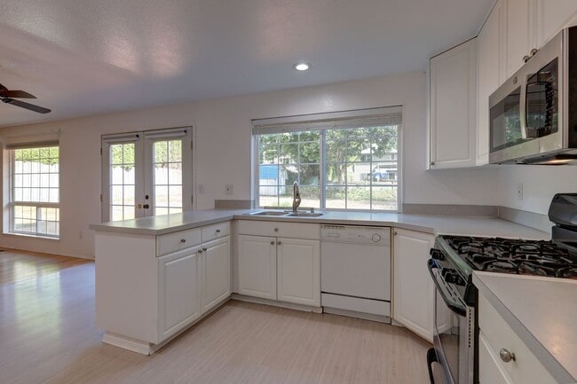 Building Photo - 4-bedroom 2.5 bath on cul-de-sac in Kirkland