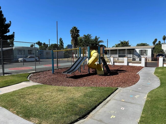 Building Photo - 34 Grube St