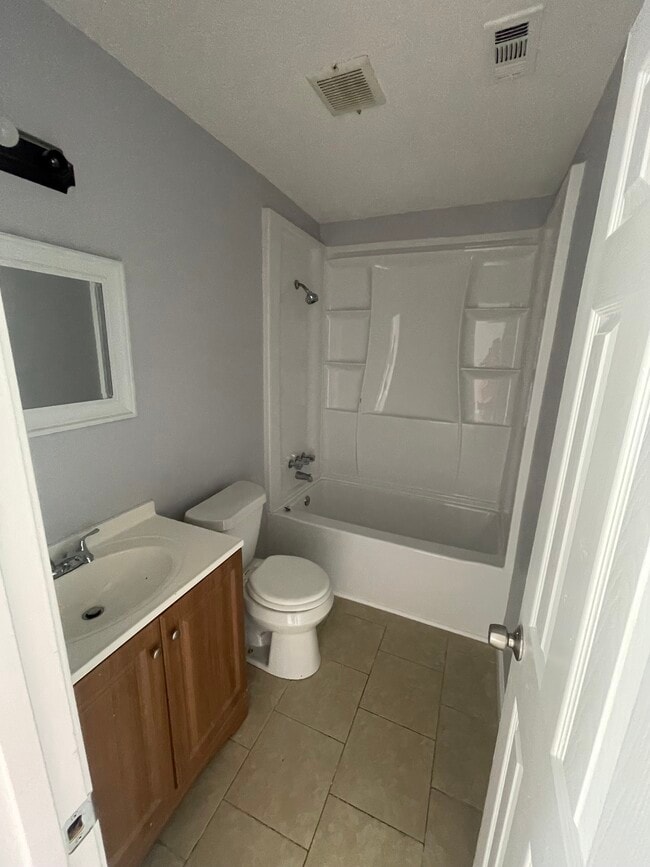 Building Photo - 715 W 13th St