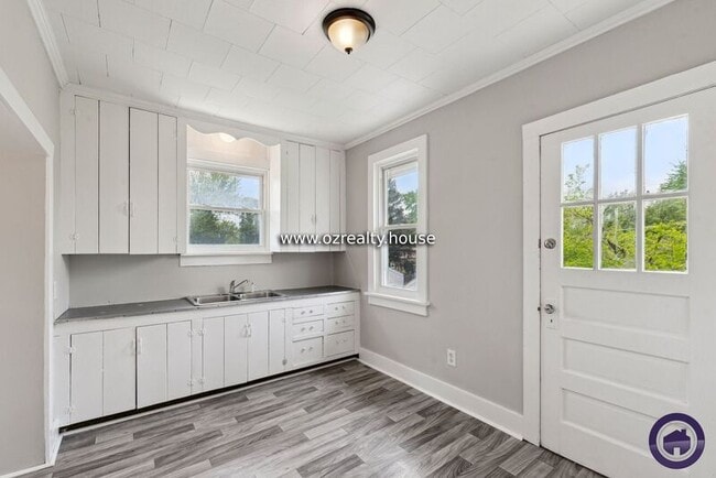 Building Photo - 1310 Almon Ave