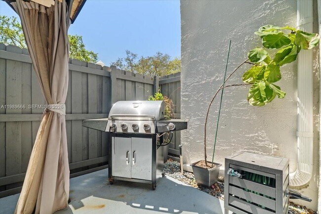 Building Photo - 3627 Cocoplum Cir