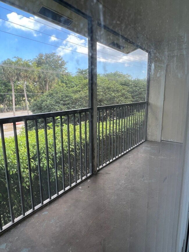 Building Photo - Beautiful Apartment in Gated Community FULL SIZE washer/dryer