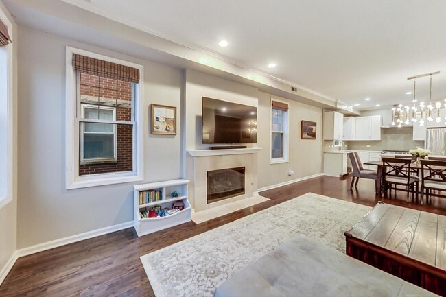 Building Photo - 1328 W Belmont Ave