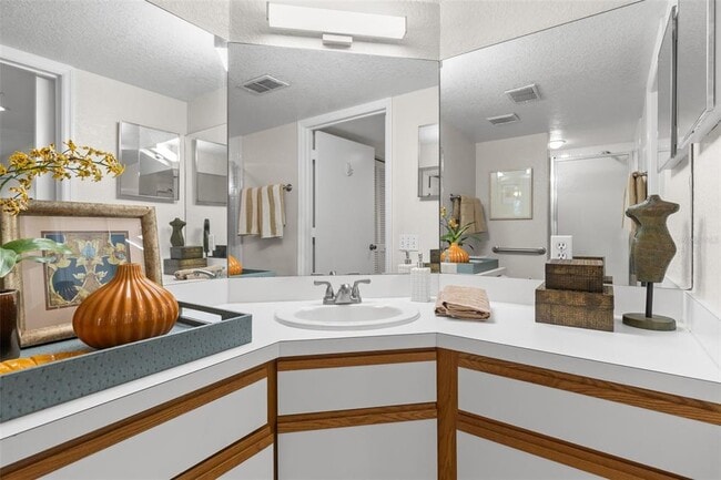 Building Photo - 2323 Feather Sound Dr