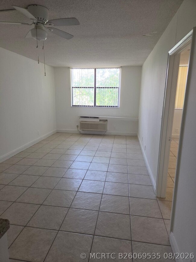 Building Photo - 2401 Riverside Dr