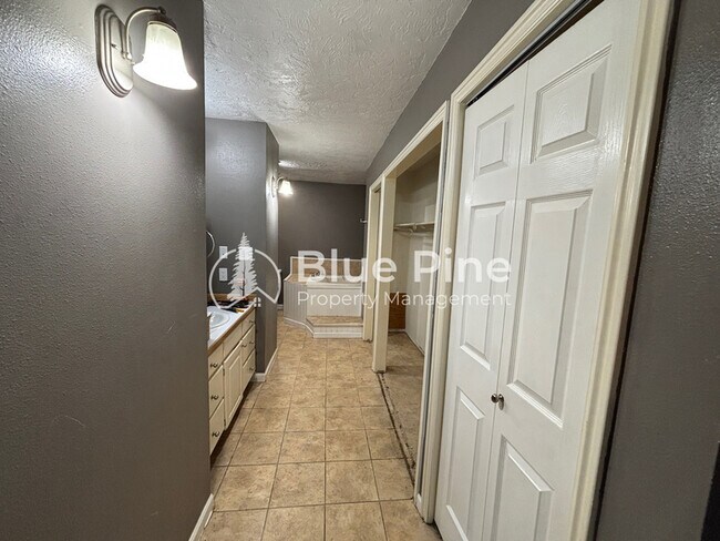 Building Photo - 1421 Vega Cir