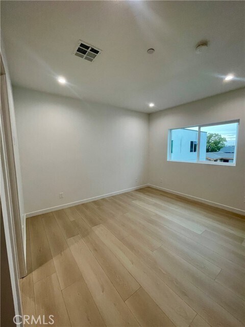 Building Photo - 613 W 41st Pl