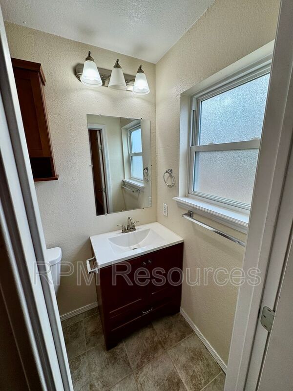 Building Photo - 440 E Carson Ln