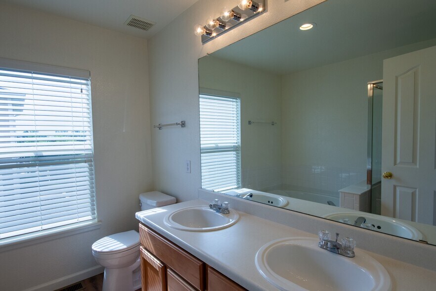 Building Photo - 5747 Jaguar Way