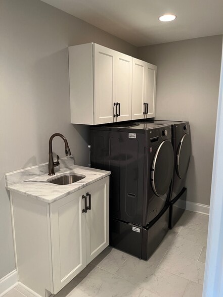 Laundry Room - Front Load Washer & Dryer - 1045 Presidents Ln