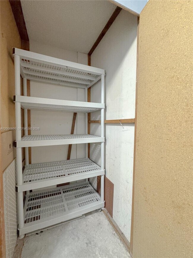 Building Photo - 210 Seaview Dr