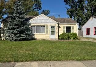 Building Photo - Roseville Three bedroom is a must see!!
