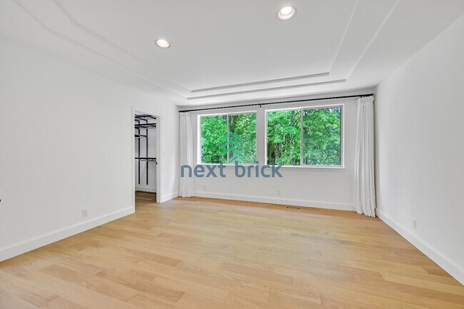 Building Photo - Beautiful Bellevue Single Family Home with 4 Beds + Bonus Room+ Den For Rent